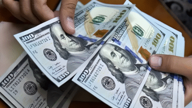 الدولار يتراجع إلى أدنى مستوى في ثلاث سنوات