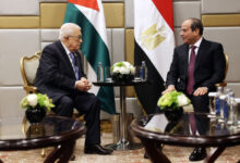 الرئيس عباس يجتمع مع نظيره المصري في موسكو